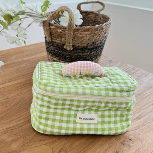 QUILETED GINGHAM TOILETRY CASE